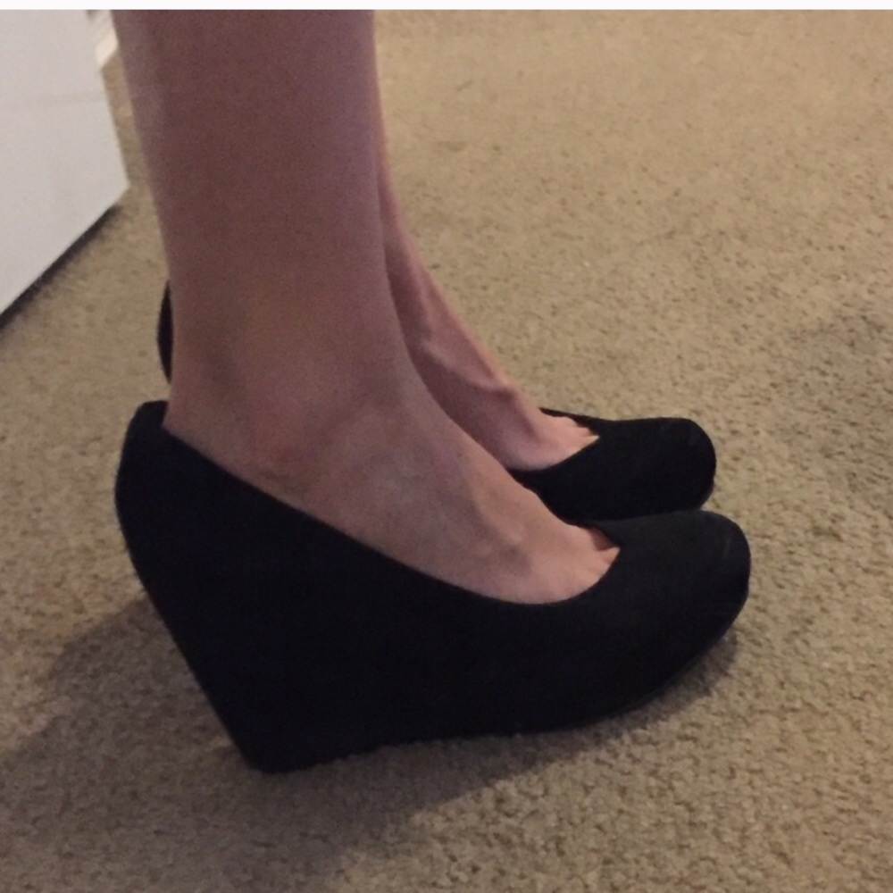 FERGALICIOUS BLACK WEDGES SIZE 8